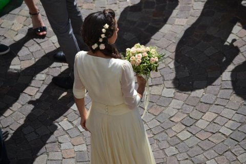 Eine Braut steht mit dem Rücken zur Kamera.
